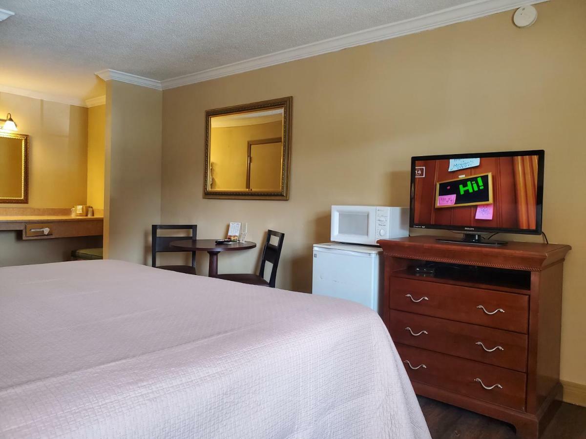 Colonial House Motel พิเจนฟอร์จ ภายนอก รูปภาพ