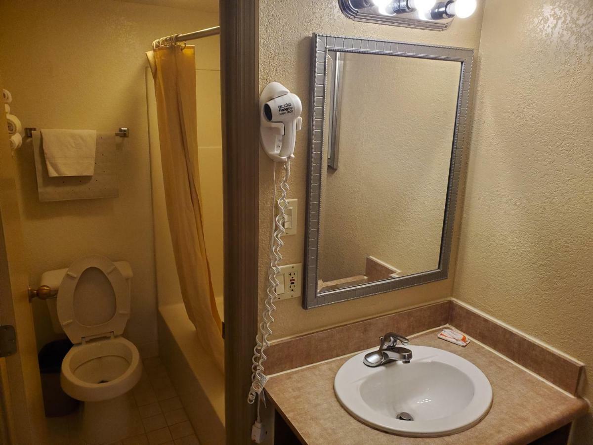 Colonial House Motel พิเจนฟอร์จ ภายนอก รูปภาพ