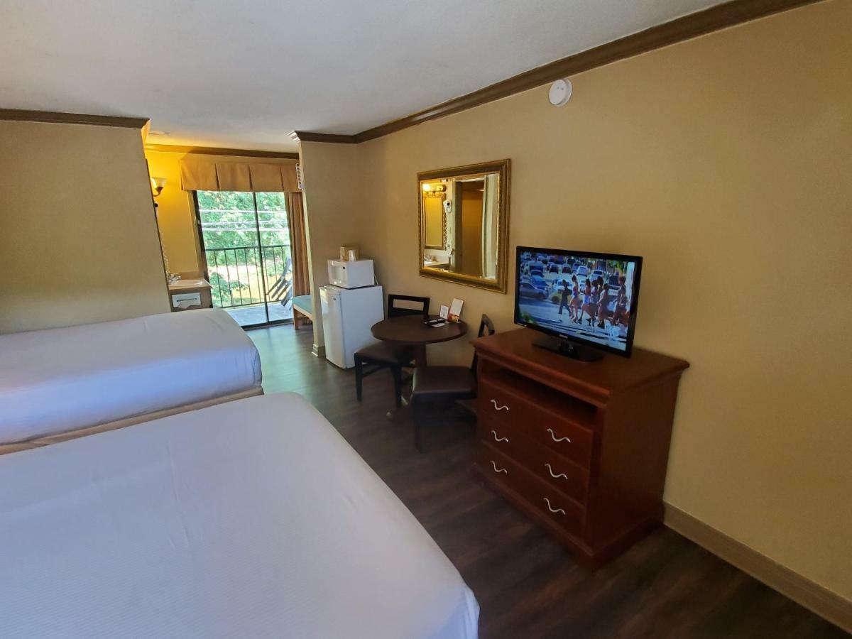 Colonial House Motel พิเจนฟอร์จ ภายนอก รูปภาพ