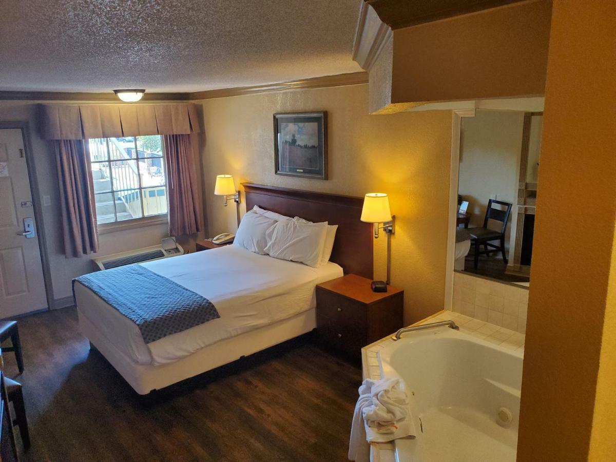 Colonial House Motel พิเจนฟอร์จ ภายนอก รูปภาพ