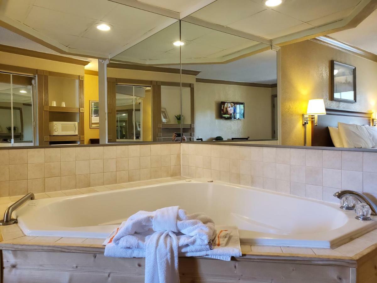 Colonial House Motel พิเจนฟอร์จ ภายนอก รูปภาพ