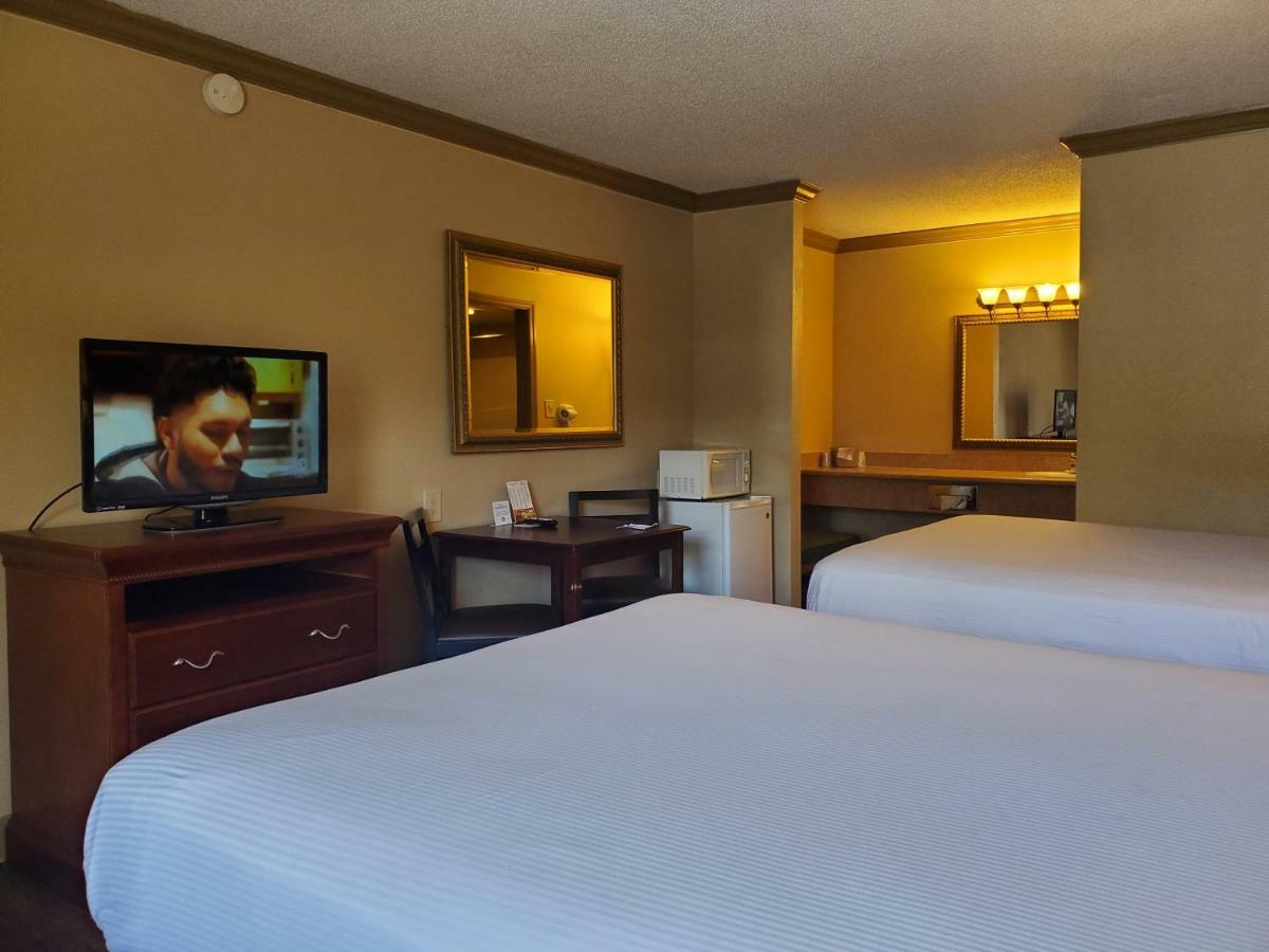 Colonial House Motel พิเจนฟอร์จ ภายนอก รูปภาพ