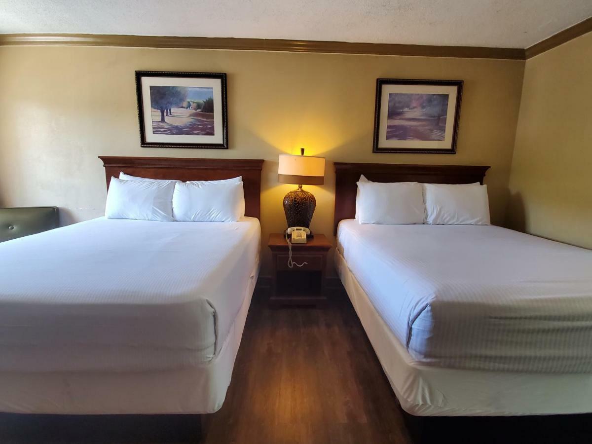 Colonial House Motel พิเจนฟอร์จ ภายนอก รูปภาพ